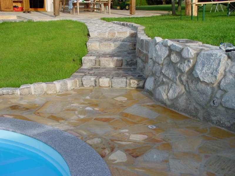 Quarzit Sunshine im Einsatz als Poolumrandung und Treppen
