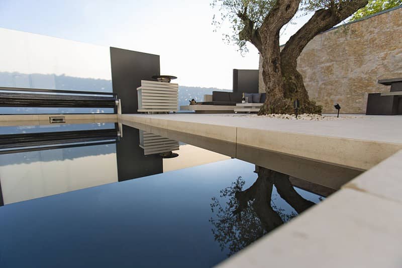 Kalkstein Sahara Beige im Einsatz als Poolumrandung