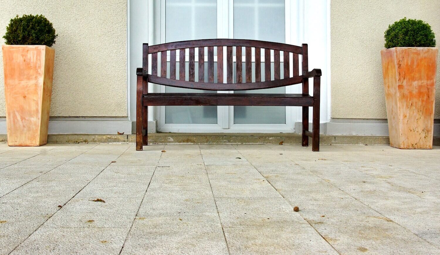 braune Bank auf Terrasse